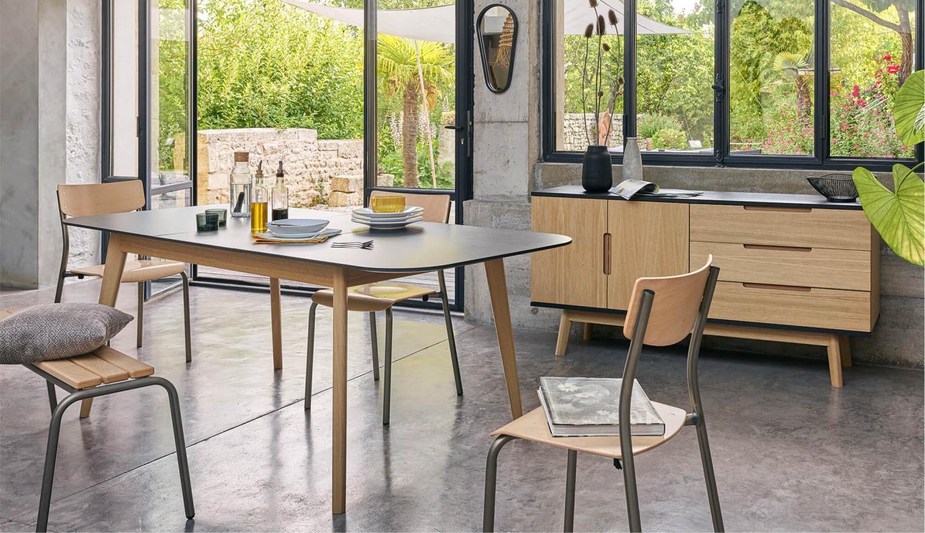 Table de repas solide et design pour gagner plus de place