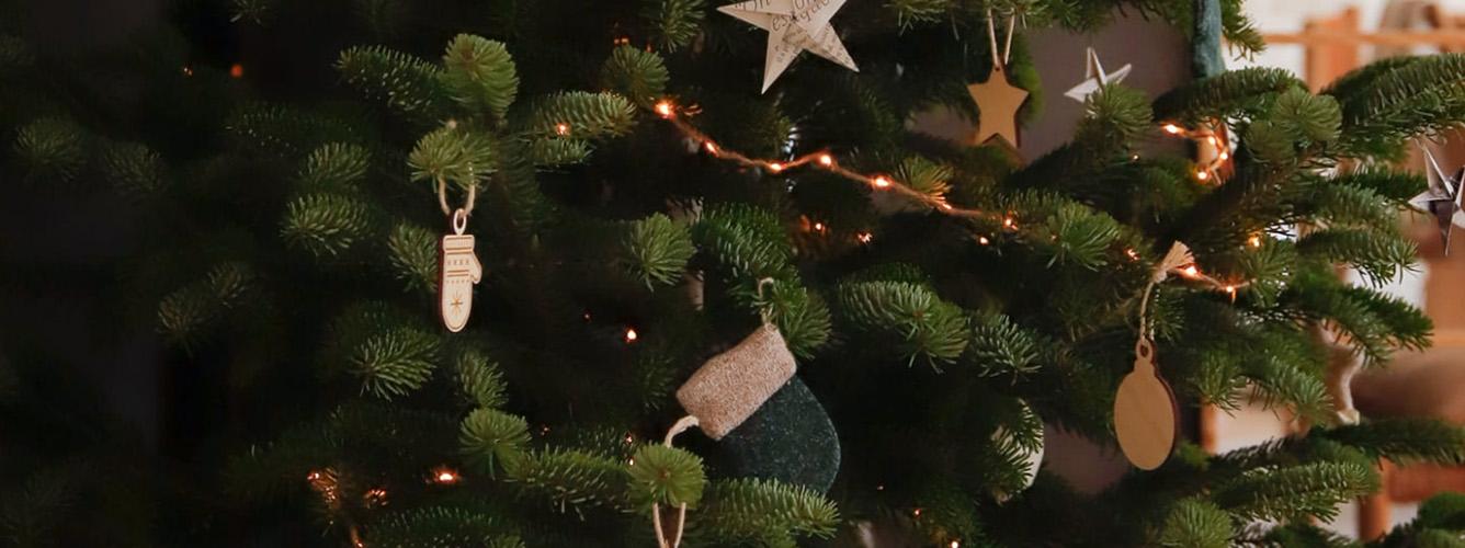 décorer le sapin de Noel avec des éléments fabriqués en bois issu de forêt éco-gérée | Blog Camif