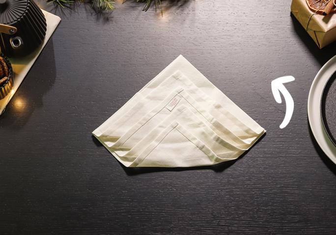 Pliage de serviette de table en forme de sapin de Noël, plier une