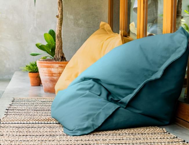 Coussins géants pour moderniser son salon de jardin | Blog Camif