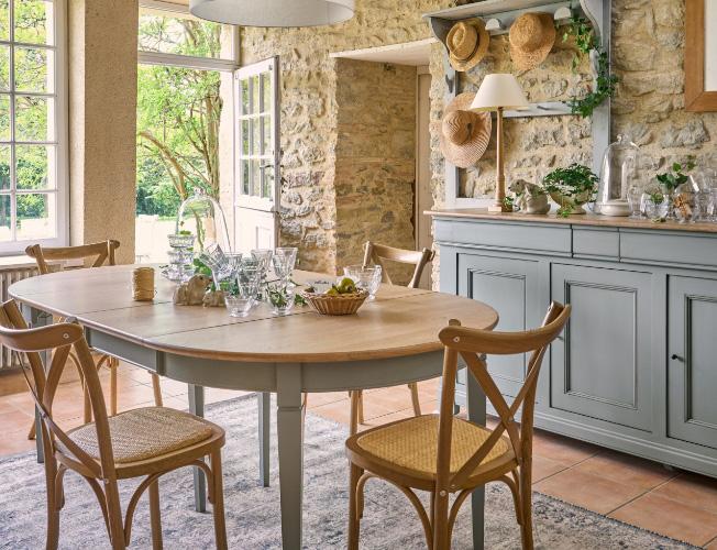 Une salle à manger meublée au charme discret | Blog Camif