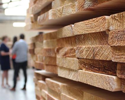 ESAT Le Hameau : Le mobilier en bois massif français | Camif