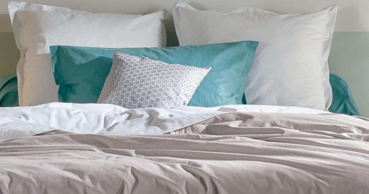 Drap plat : c'est quoi et comment choisir le bon pour votre lit ?